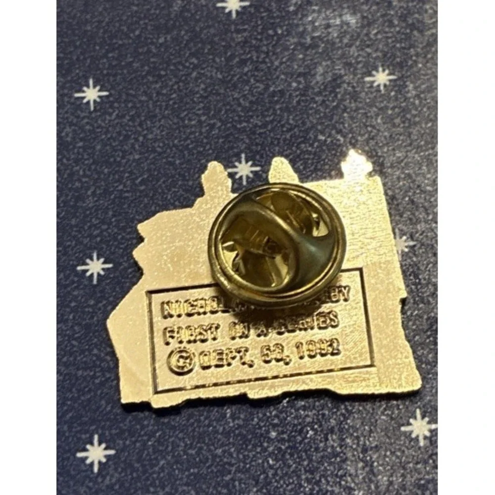 Dept 56 Lapel Pin Dickens Village 1992 Cottage First in Series Nicholas Nickleby